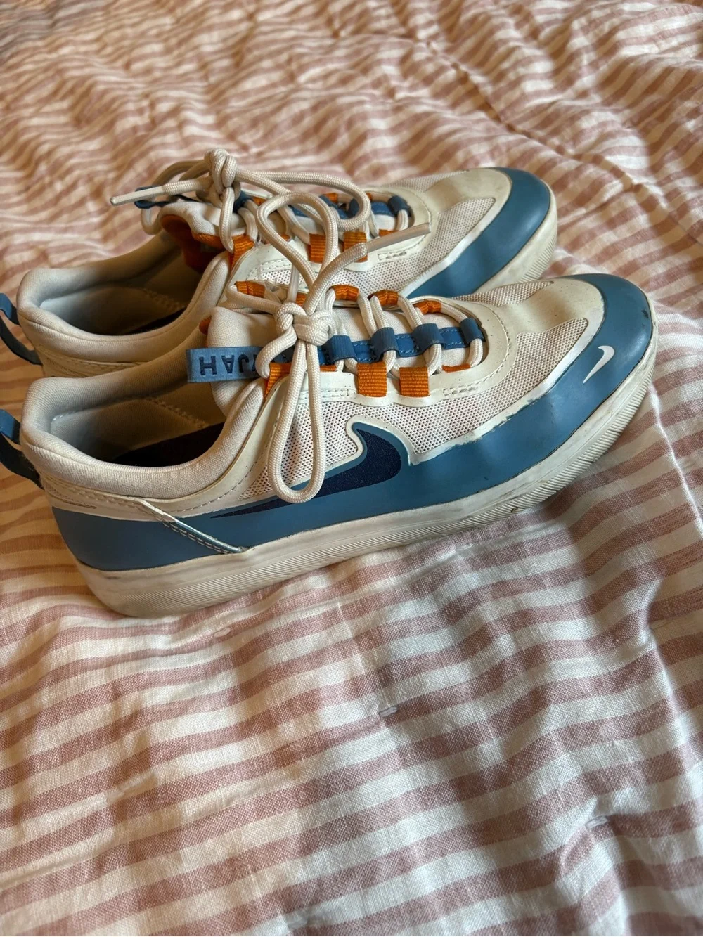 Nike Kids Low-Top Sneakers in Cream, Blue and Orange